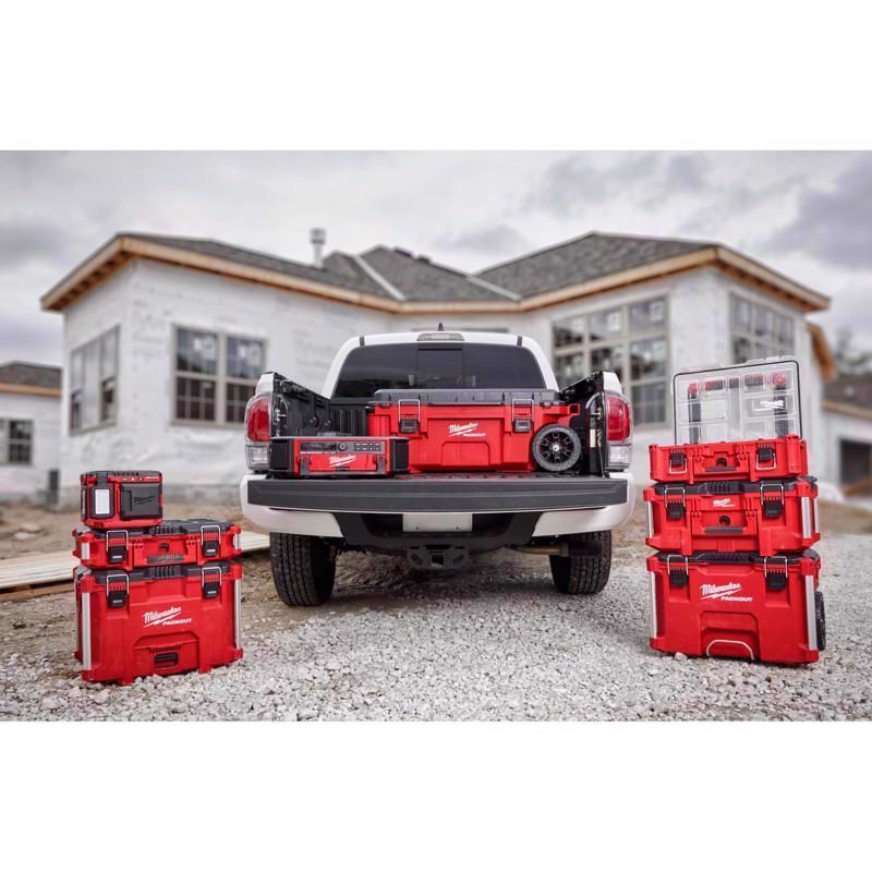 Milwaukee Packout 22 in. XL Tool Box Black/Red