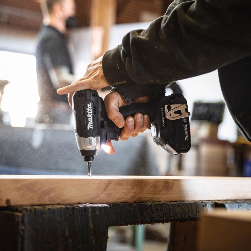 Makita 18V LXT Sub-Compact 1.5 amps 1/4 in. Cordless Brushless Compact Impact Driver Kit (Battery &