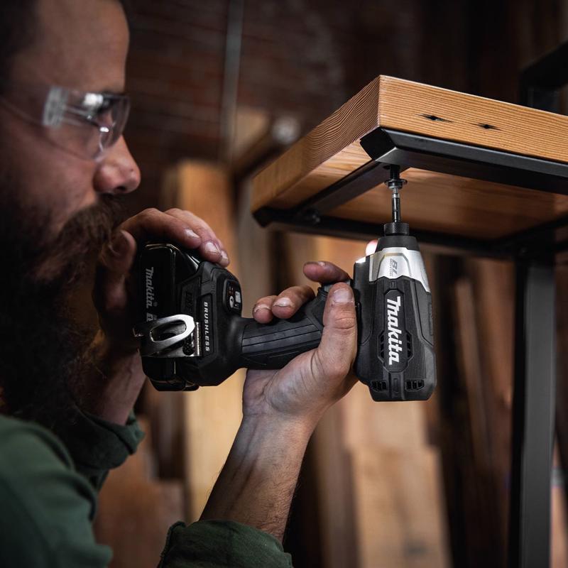 Makita 18V LXT Sub-Compact 1.5 amps 1/4 in. Cordless Brushless Compact Impact Driver Kit (Battery &