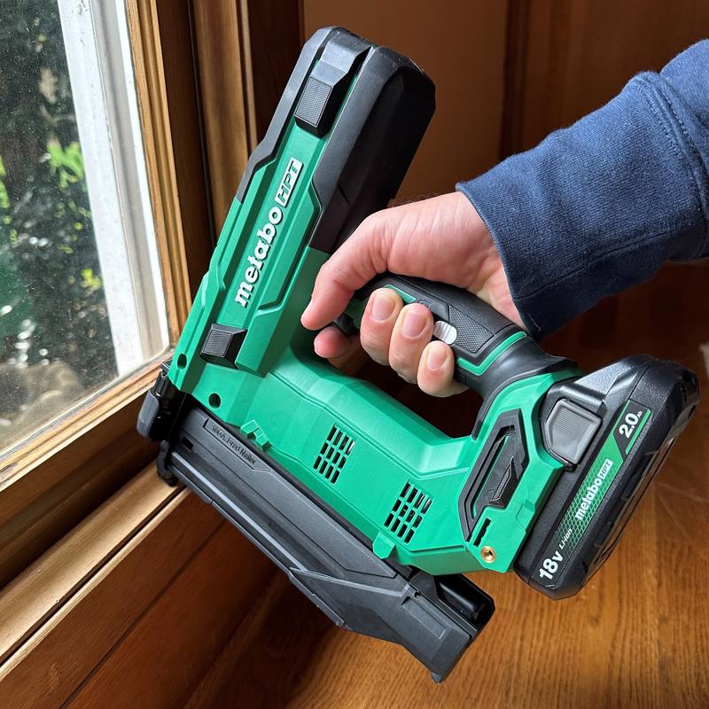 Metabo HPT Multivolt 18 Ga. Cordless Compact Brad Nailer Kit (Battery & Charger) 18 V