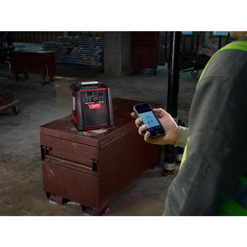 Milwaukee M18 18 V Worksite Radio and Charger