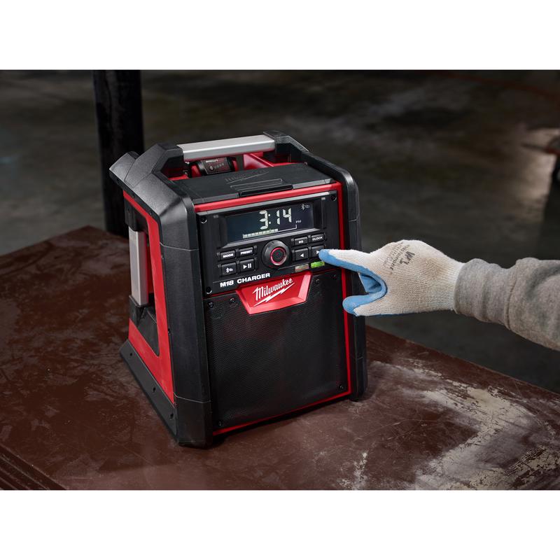 Milwaukee M18 18 V Worksite Radio and Charger