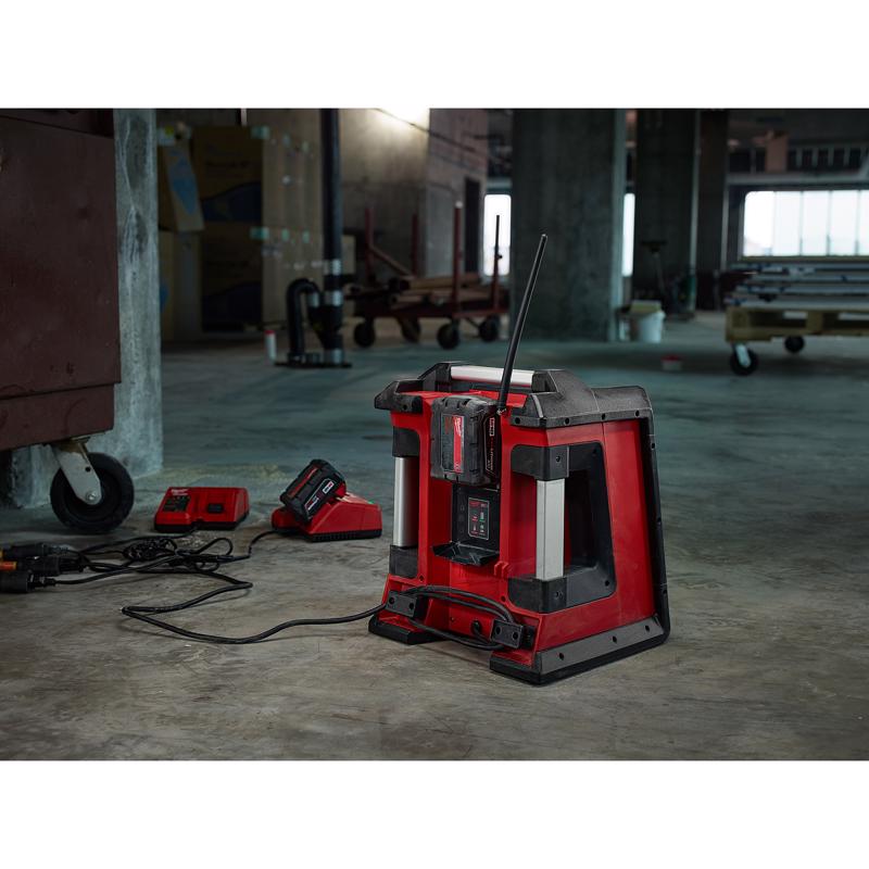 Milwaukee M18 18 V Worksite Radio and Charger