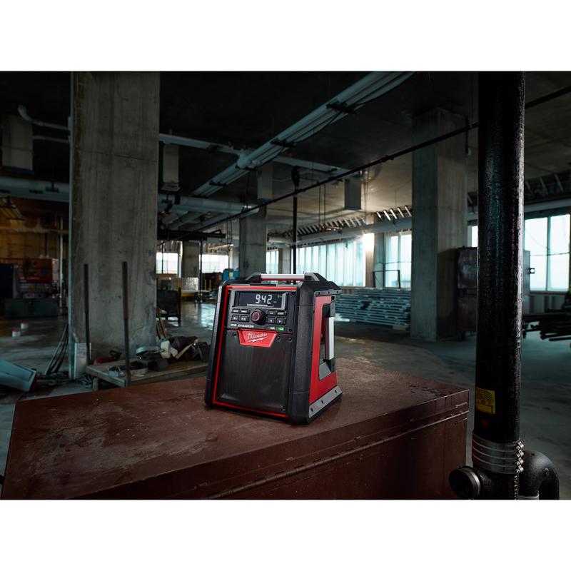 Milwaukee M18 18 V Worksite Radio and Charger