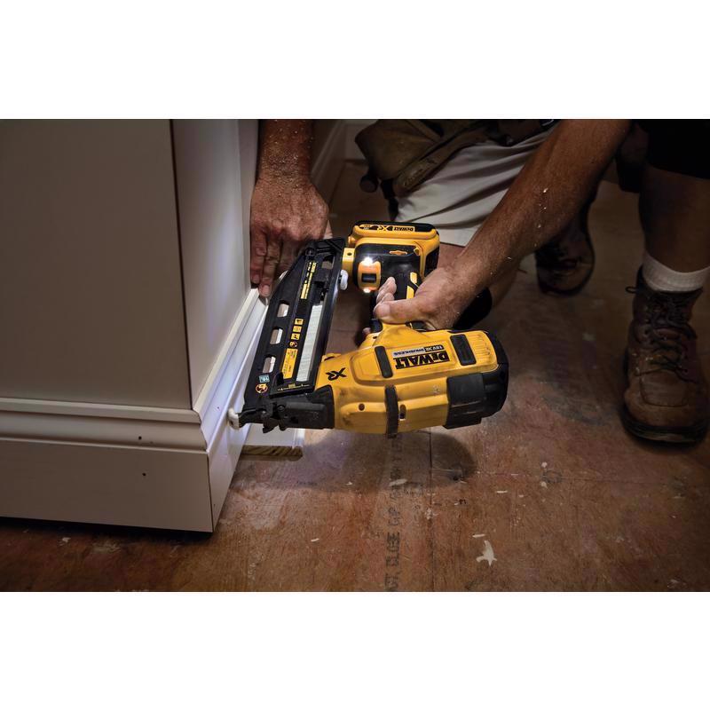 DeWalt 20V MAX XR 16 Ga. Cordless 20 deg Angled Finish Nailer Kit (Battery & Charger) 20 V