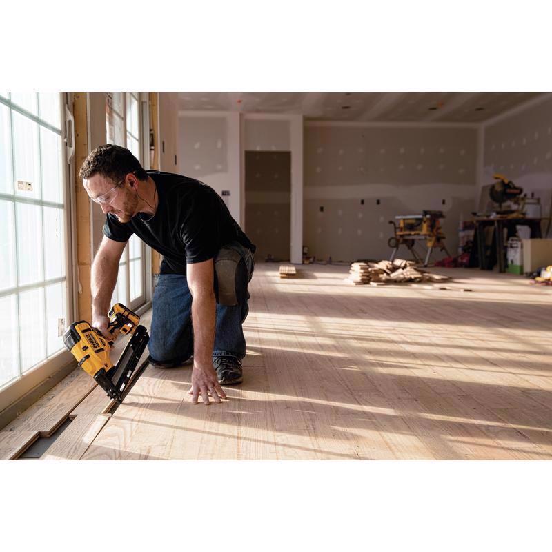 DeWalt 20V MAX XR 15 Ga. Cordless 34 deg Nailer Kit (Battery & Charger) 20 V