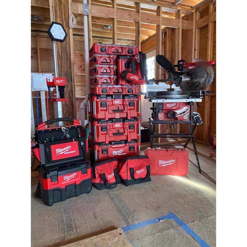 Milwaukee Packout 22 in. Modular Large Portable Tool Box Black/Red