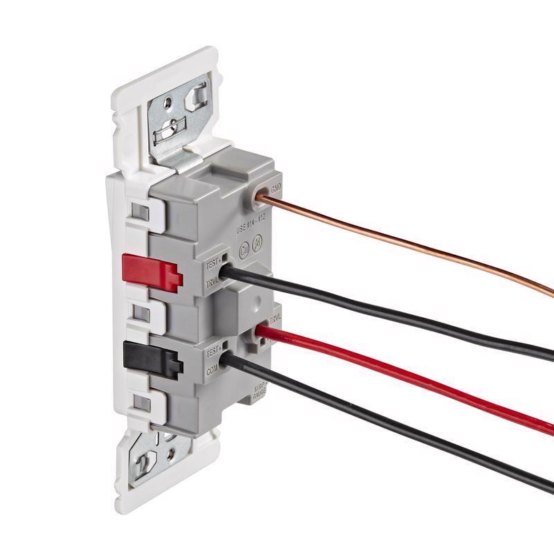Leviton Lever Edge 15 amps 3-Way Rocker Switch White