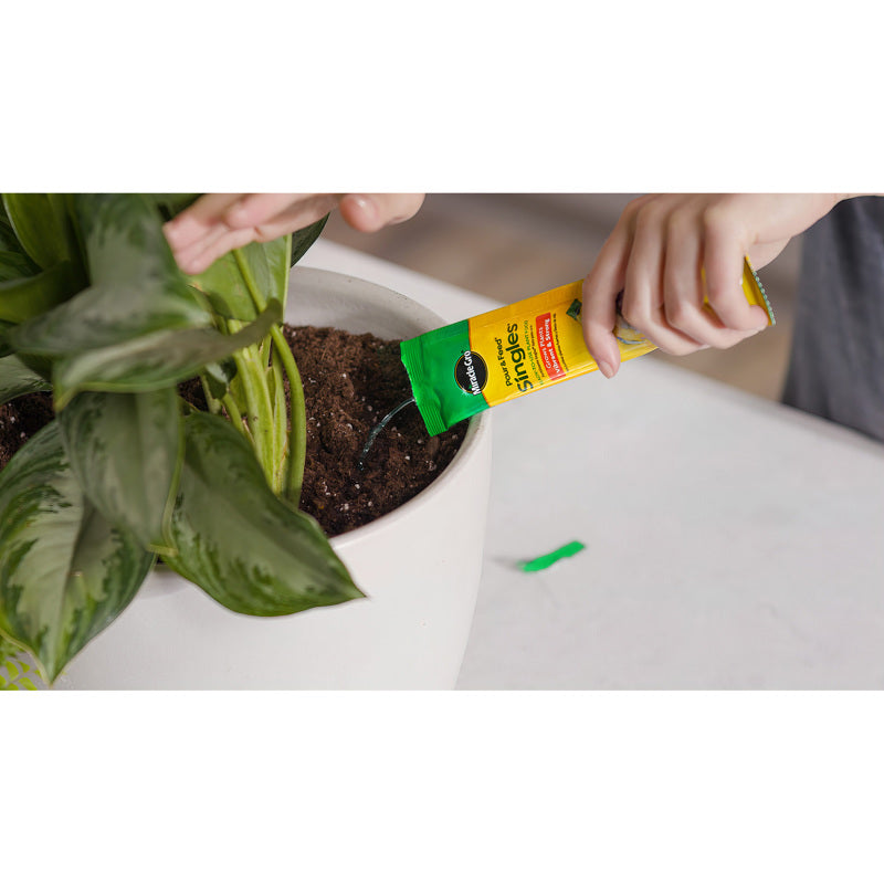 Miracle-Gro Pour & Feed Liquid Plant Food 2 oz