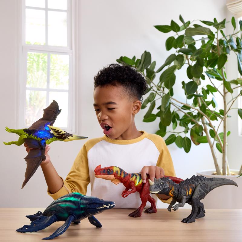 Jurassic World Wild Roar Dinosaur Action Figure Asst